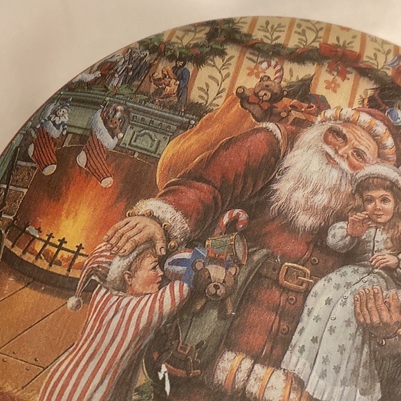 Small vintage Victorian scene tin. Lined inside with gold foil. - Picture 2 of 8